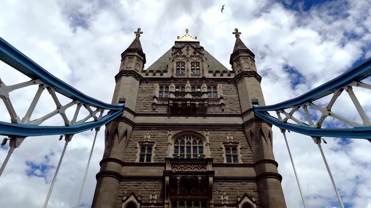 Ett av tårnene på Tower Bridge, en turistattraksjon i London, Storbritannia, med skyer.