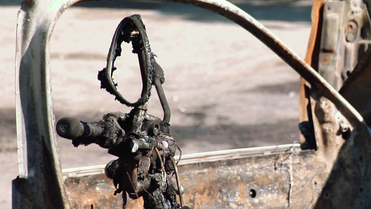 거리에서 자동차 충돌 사고, 충돌 후 손상된 자동차