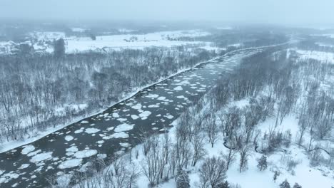 Clima-Invernal-Formando-Flotadores-De-Hielo-En-El-Gran-Río