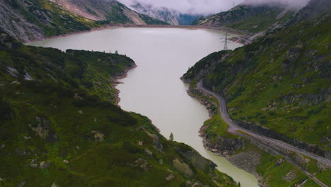 Toma-Aérea-Cinematográfica-Inclinada-Hacia-Arriba-De-Un-Embalse-En-Suiza