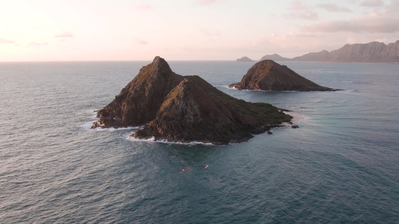increíble belleza natural de na mokulua hawaianas pequeñas islas basálticas llamadas moku nui y moku iki al atardecer, hawaii