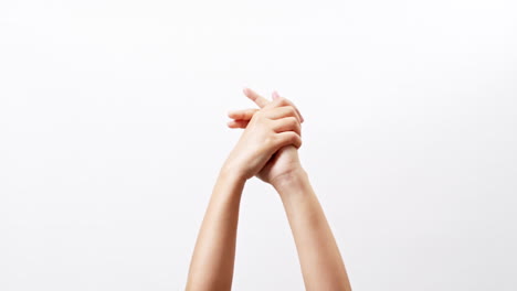 las manos de las mujeres están alineadas juntas una oportunidad para la cooperación aisladas en un estudio blanco con espacio de copia para colocar un texto para un anuncio