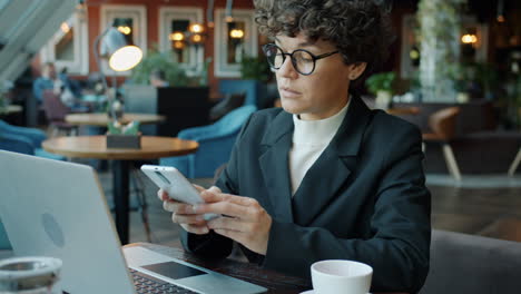 mujer de negocios que trabaja en un café