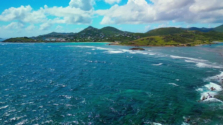 Ripresa aerea ravvicinata delle onde del mare nella baia caraibica.