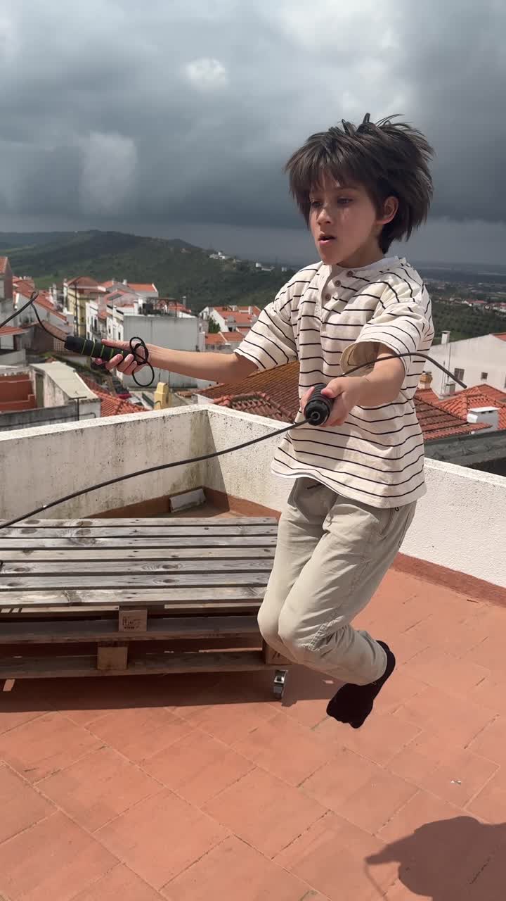 Ragazzo che salta la corda sul tetto