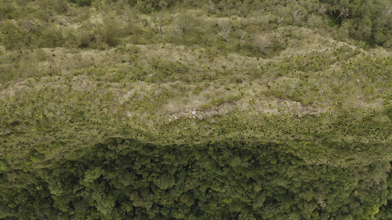 toma de drones de 4k de la cresta de la montaña australiana en el parque nacional de los rangos fronterizos