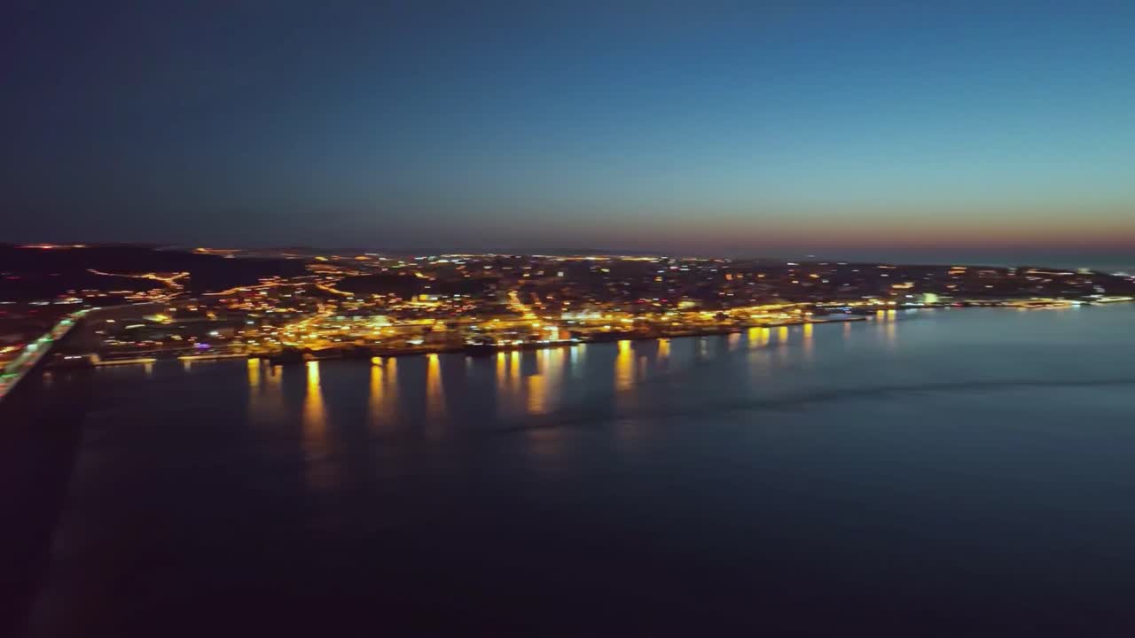 drone disparado desde el río por lisboa, al amanecer