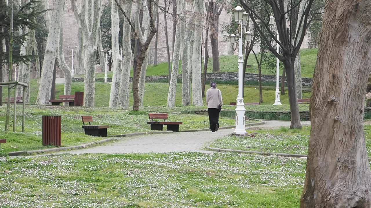 공원에서 고 있는 여자