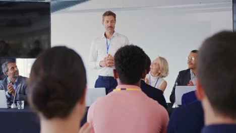 orador dirigiéndose a la audiencia en una conferencia de negocios