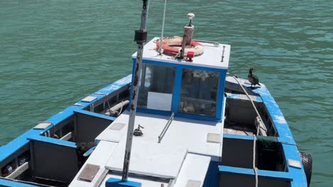 barco de pesca en el puerto de la bahía de kalk