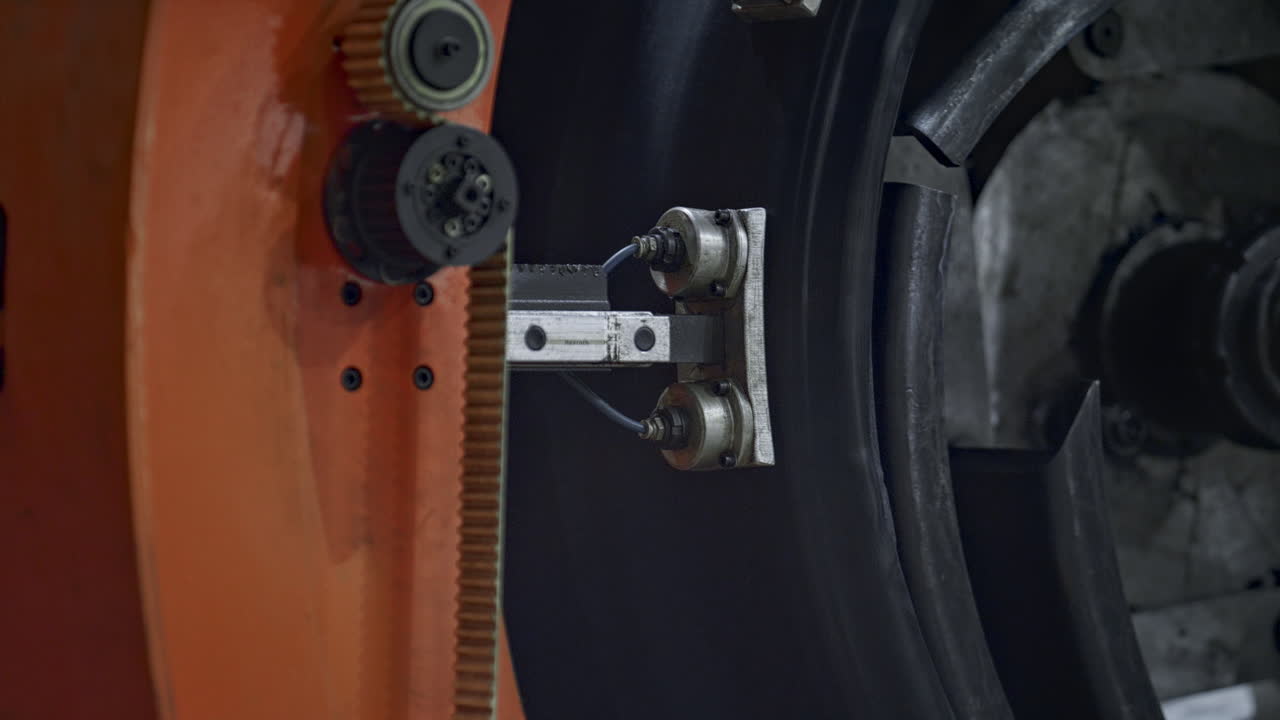 기술 작업실에서 기계로 고무 타이어를 제조하는 자세한 과정