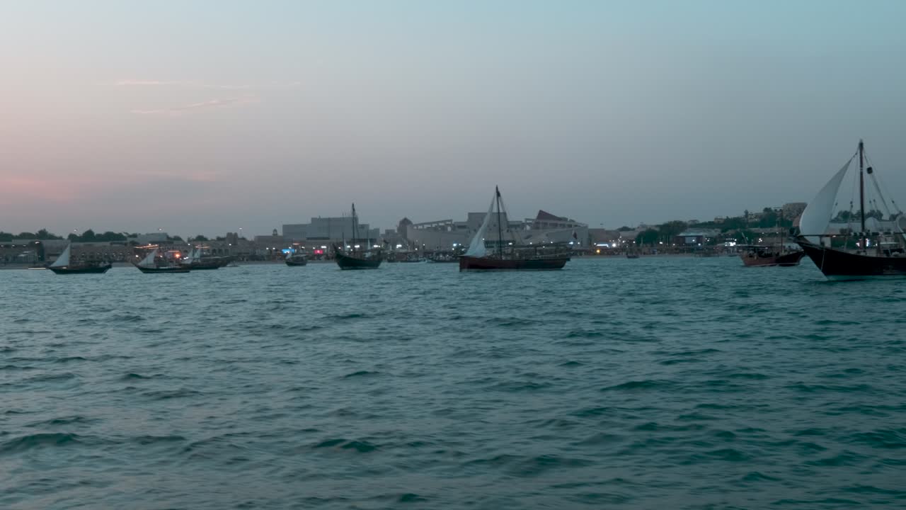el undécimo festival tradicional de dhow en doha, qatar, fue filmado al atardecer.