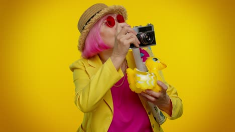 mujer anciana abuela fotógrafa turística tomando fotos con cámara retro, viajes, vacaciones