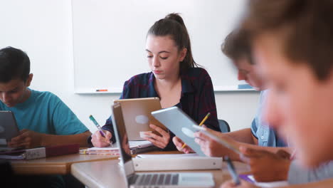 Alumnos-De-Secundaria-Que-Utilizan-Dispositivos-Digitales-En-Clase-De-Tecnología-Trabajando-En-Escritorios