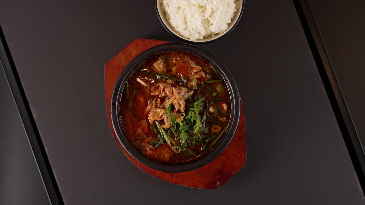 A bold and spicy stew with tender beef and aromatic vegetables in a rich broth. Its deep flavors pair perfectly with steamed rice. 진한 육수에 부드러운 소고기와 향긋한 채소가 어우러진 얼큰한 한 그릇. 깊고 풍부한 맛이 밥과 완벽한 조화를 이룹니다.