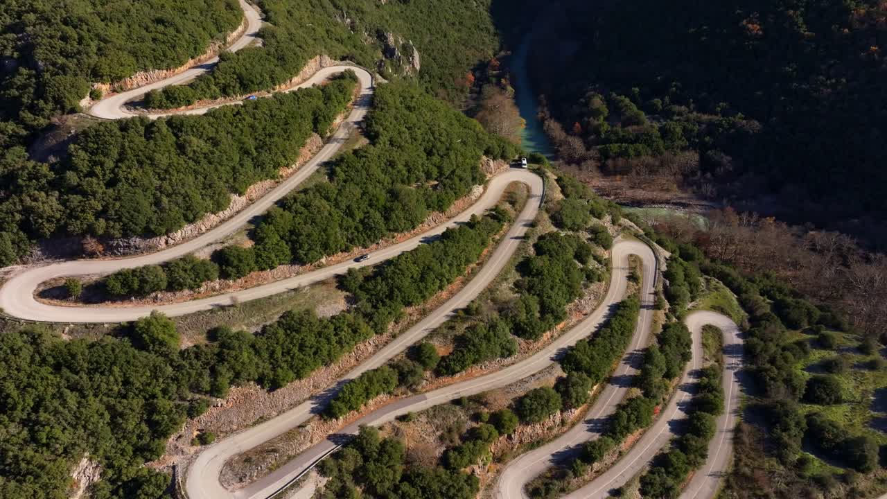 Inquadratura aerea di una strada che attraversa montagne dai colori autunnali, Epiro