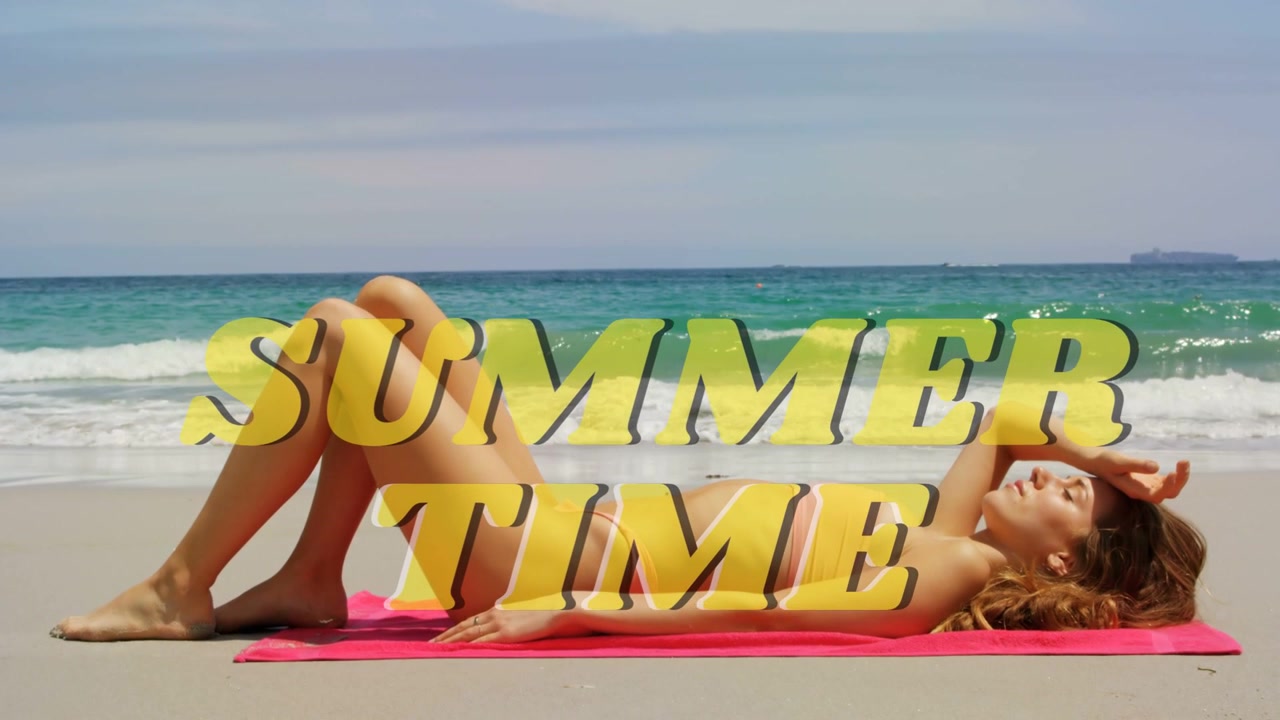 Donna sdraiata su un asciugamano rosa, all'ombra, con il sole che proietta la scritta 'SUMMER TIME' su di lei e onde, per un viaggio