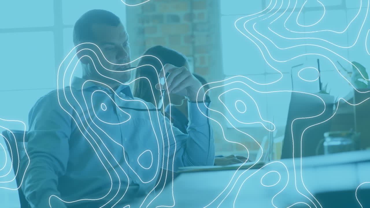 노트북을 사용하는 사업가 위로 움직이는  ⁇  선의 애니메이션