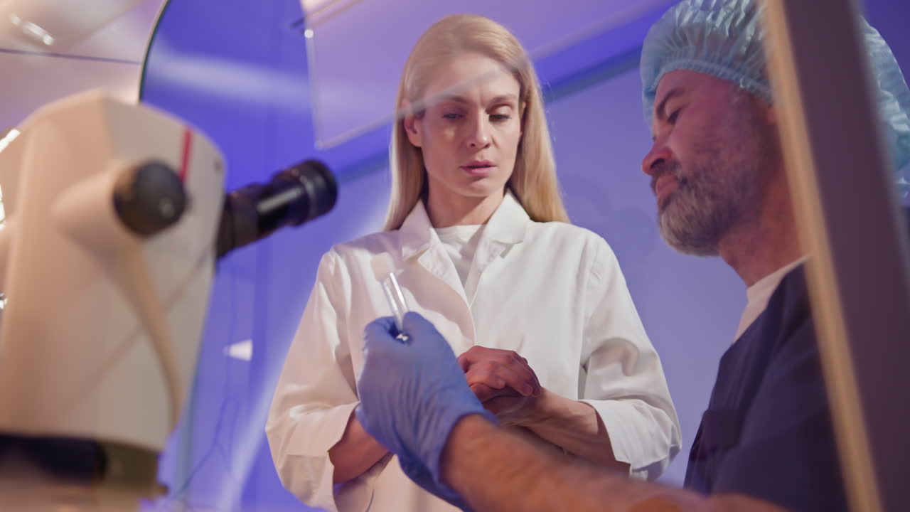 ученые исследуют образец под микроскопом