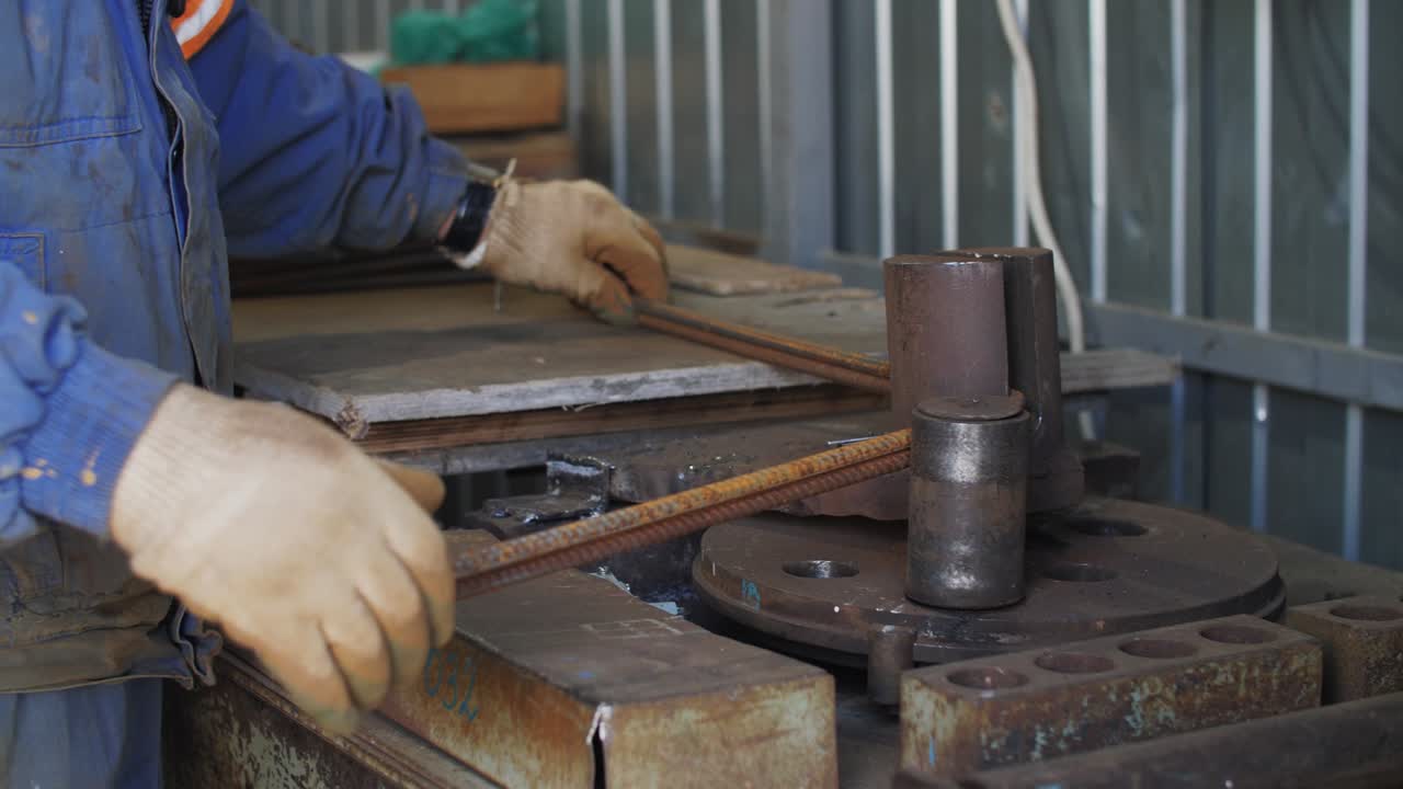 doblar el refuerzo metálico. cortar accesorios metálicos. cortar barras metálicas. construcción. cortar metales.