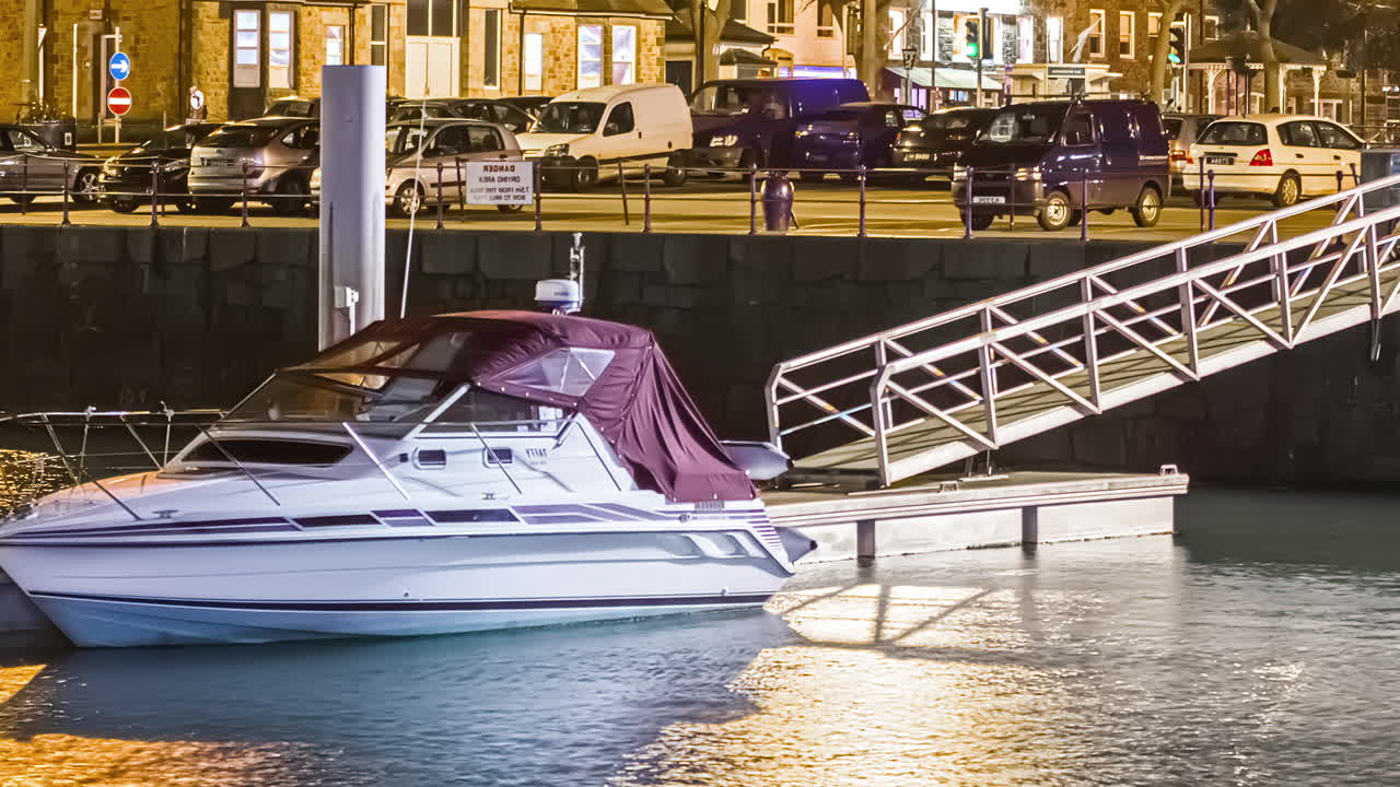 lancha amarrada en el muelle durante la marea alta. lapso de tiempo