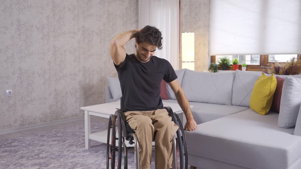 Joven con discapacidad introvertido sentado en su silla de ruedas