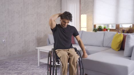 un joven introvertido discapacitado sentado en su silla de ruedas.