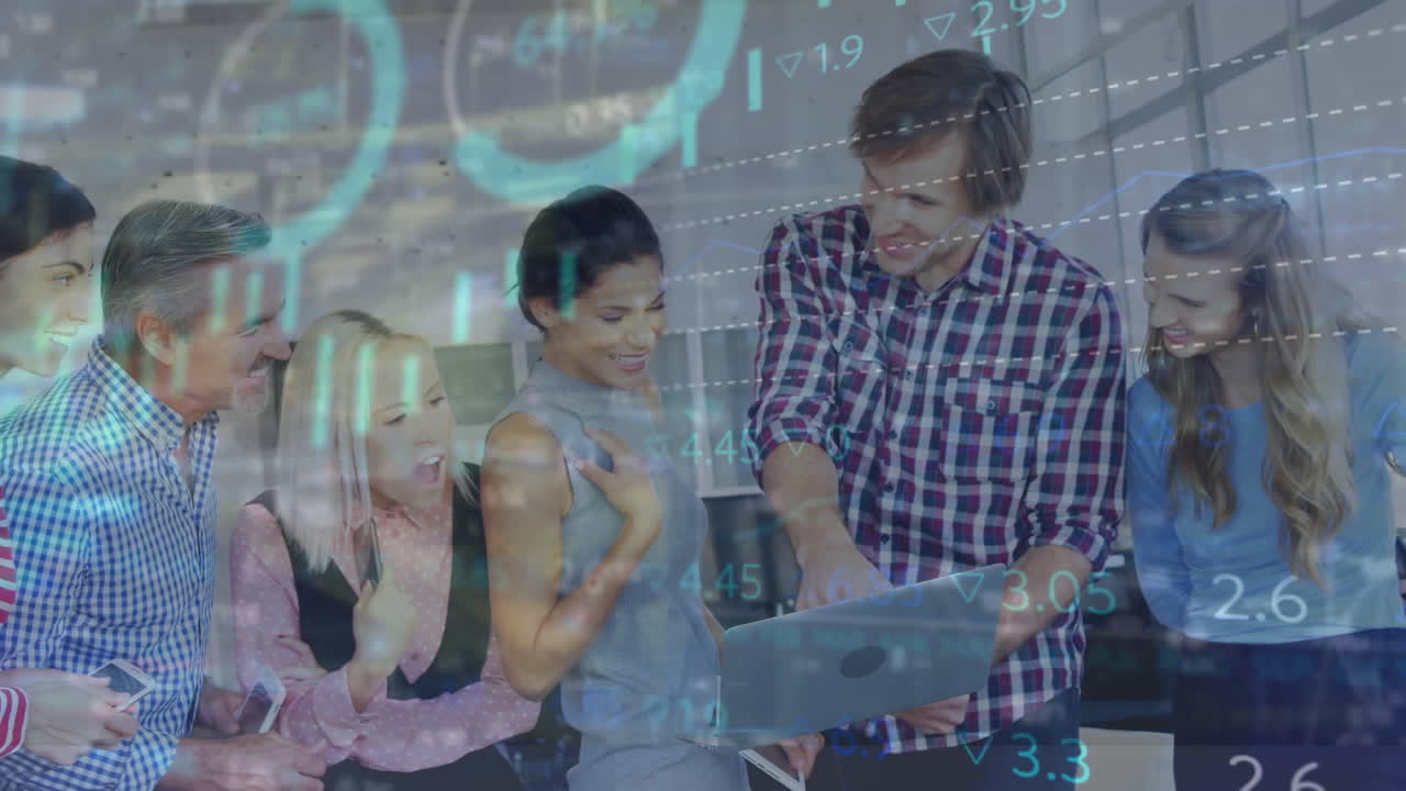 animación del procesamiento de datos financieros sobre diversas personas de negocios