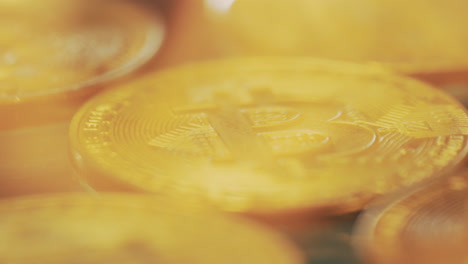 las monedas de bitcoin de primer plano