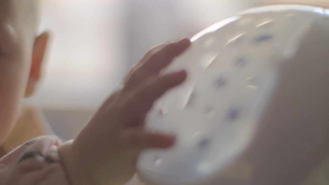 아기 는 침대 에 있는 장난감 모바일 에 매료 된다