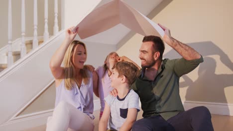 retrato de una familia caucásica pasando tiempo en casa juntos