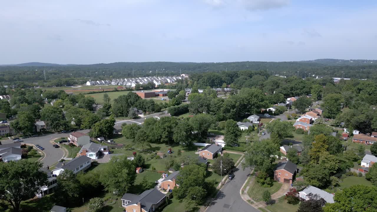 Leesburg Mahallesi üzerinde uçan drone, yukarı doğru çekilen müstakil evler