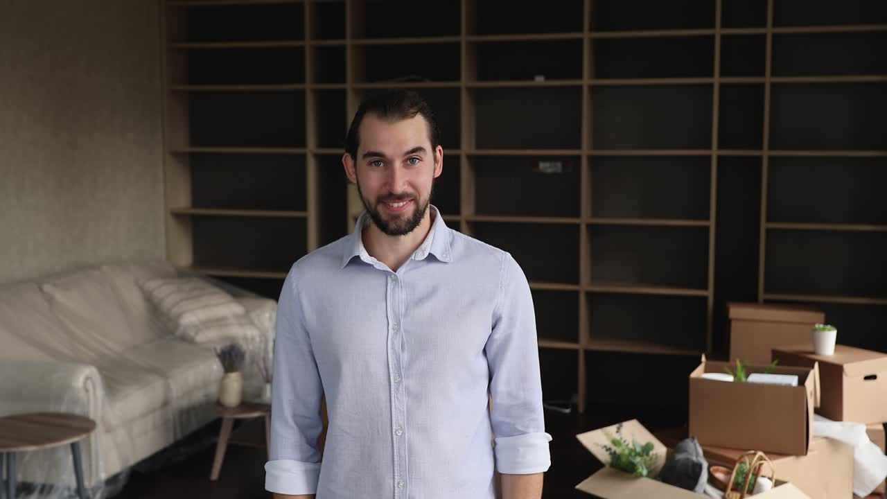 joven feliz mostrando a la cámara un montón de llaves