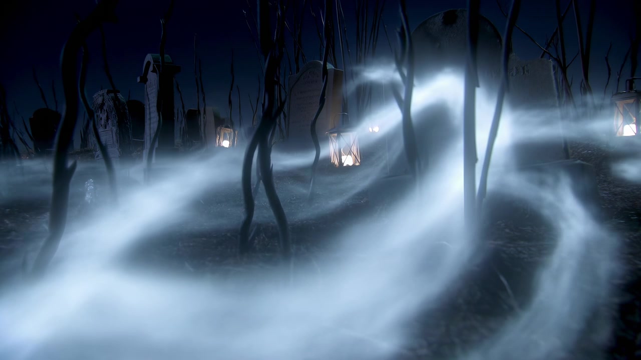 Nebbia illuminata dalla luna che si insinua tra alberi contorti e lanterne, nastri spettrali di nebbia si arricciano lungo il terreno