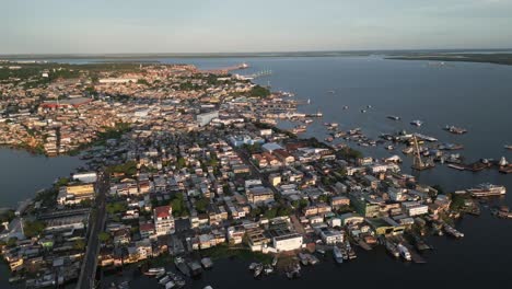drone vuela sobre manaus, ciudad brasileña en la selva amazónica con río amazonia paisaje urbano escénico durante la puesta de sol