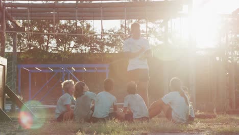 Grupo-De-Niños-Y-Niñas-Caucásicos-Juntos-En-El-Campo-De-Entrenamiento