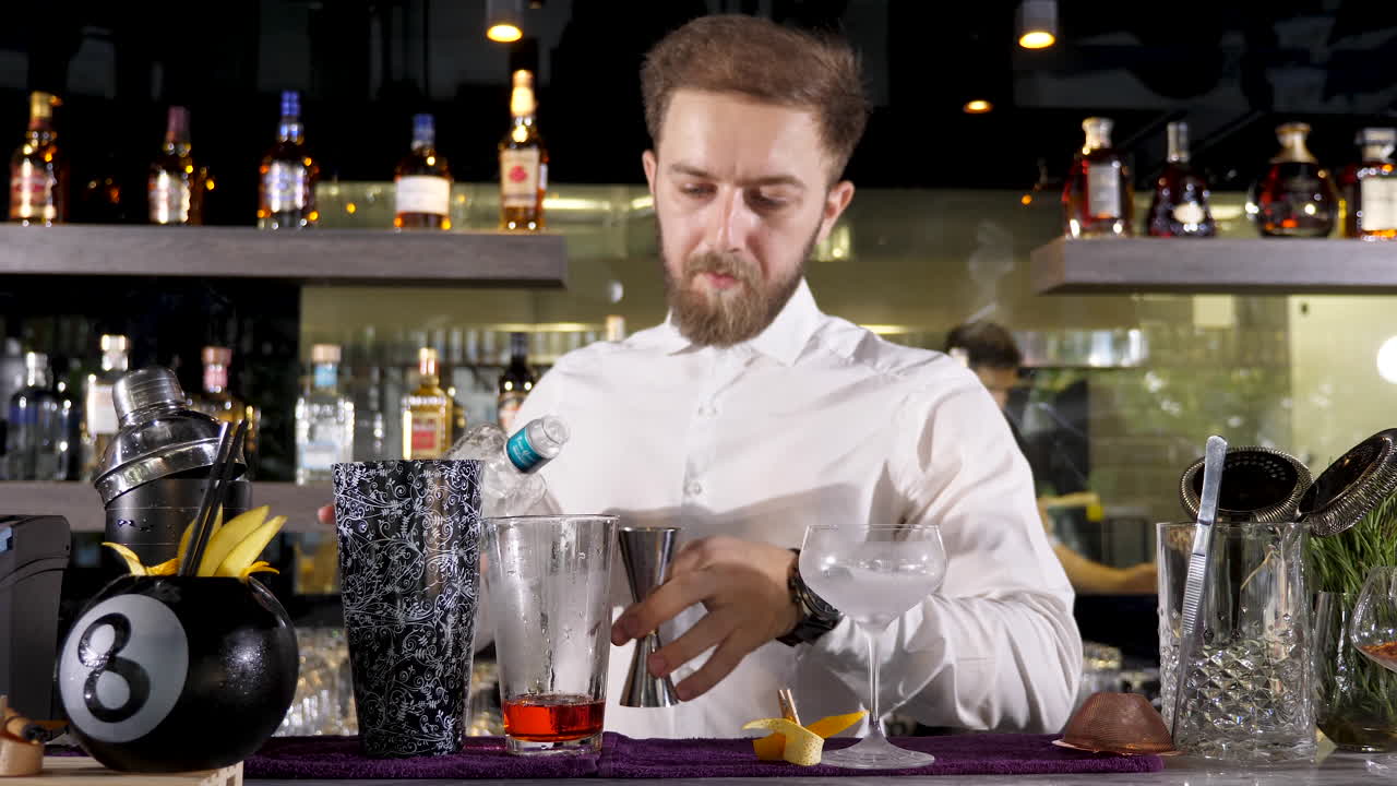 un camarero preparando un cóctel en un bar