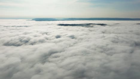 Vista-Panorámica-Del-Lecho-Blanco-De-Cúmulos-Sobre-El-Cielo.