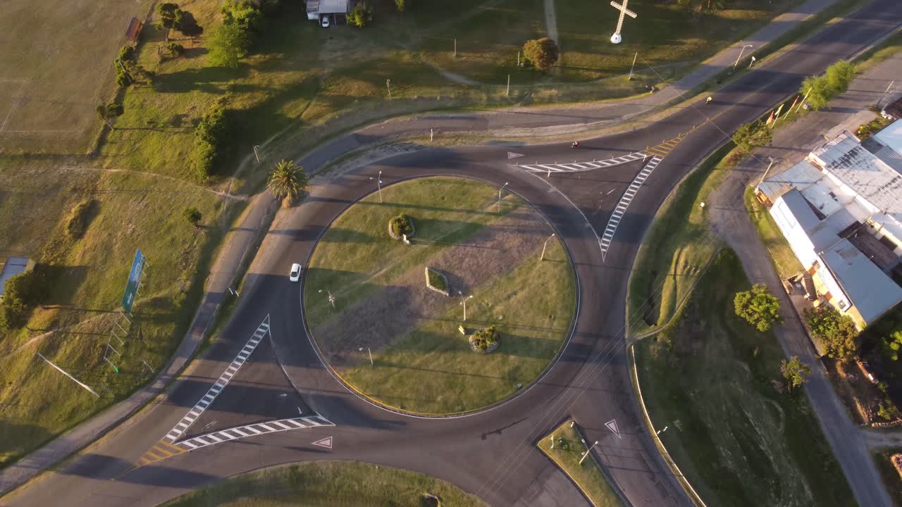 일몰 동안 시골 로터리의 회전 조감도