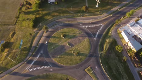 Rotierende-Luftaufnahme-Des-Kreisverkehrs-Auf-Dem-Land-Während-Des-Sonnenuntergangs