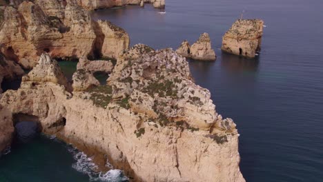 Toma-Panorámica-Lateral-De-Ponta-Da-Piedade-Lagos-Portugal-Durante-El-Día,-Antena