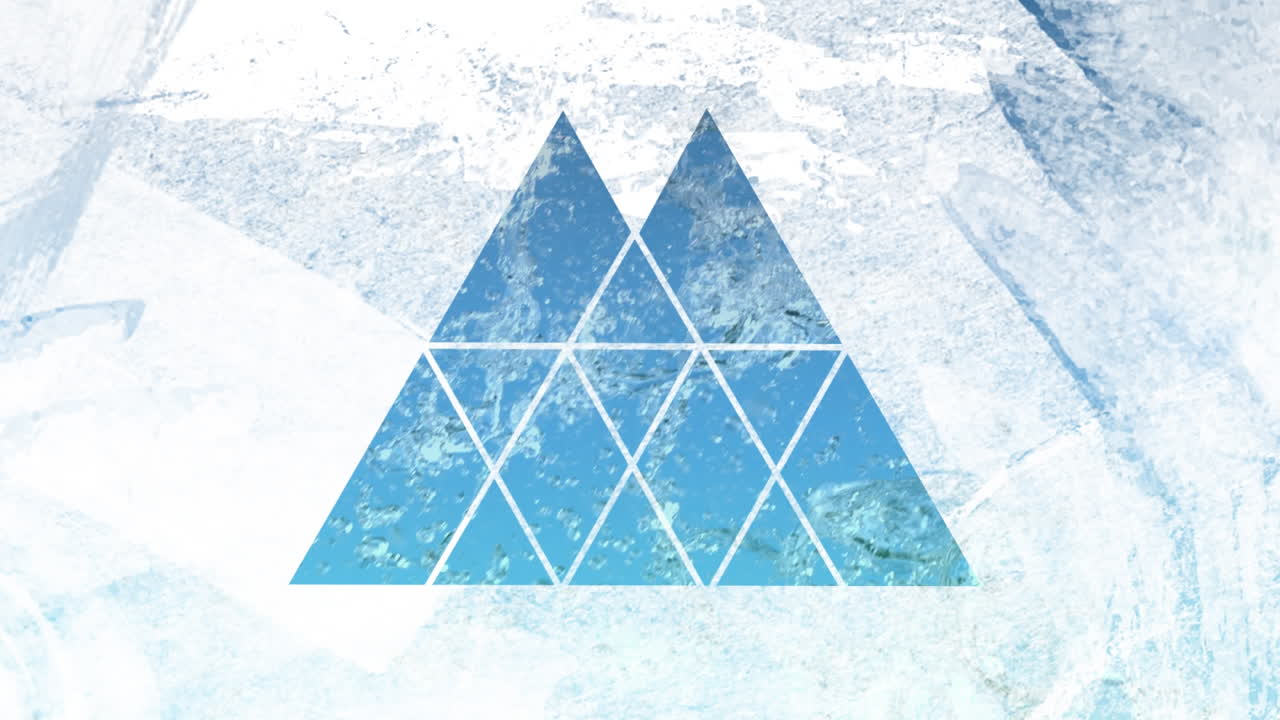 삼각형 전면을 통해 물의 스플래시와 함께 파란 하늘