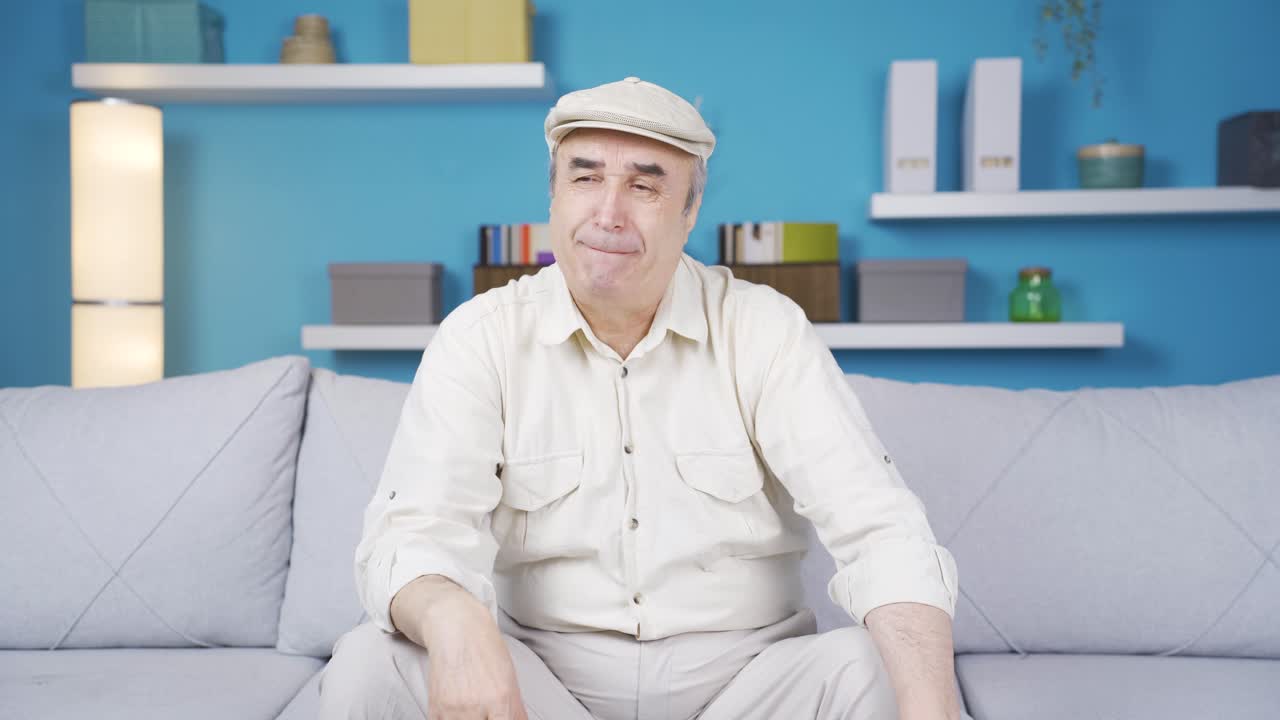 슬프고 우울한  ⁇ 은이가 집에서 울고 있습니다.