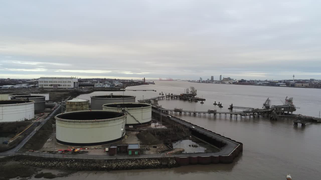 무인 항공기 보기 tranmere 석유 터미널 birkenhead 해안 석유 화학 항구 분포 정유 공장을 가로지르는 넓은 오른쪽 궤도