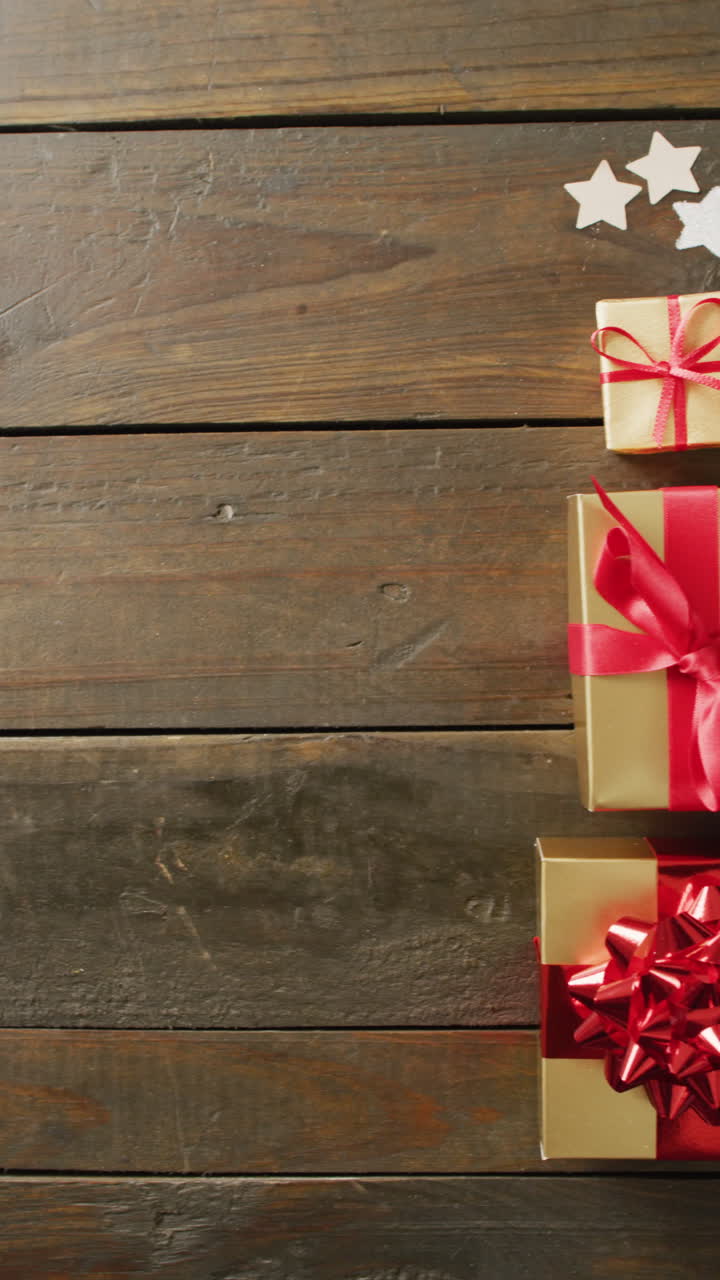 video de regalos de navidad formando árbol de navidad y copia espacio en fondo de madera