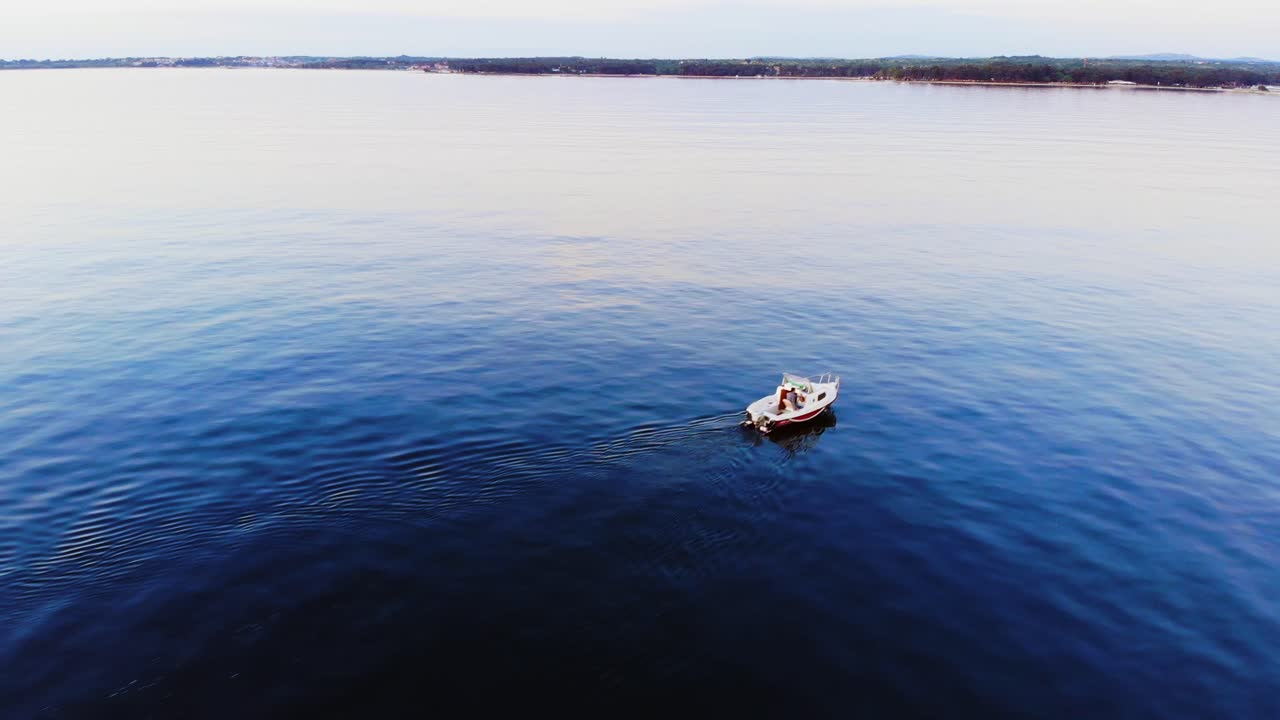 antena: pequeño barco de pesca vuelve a tierra