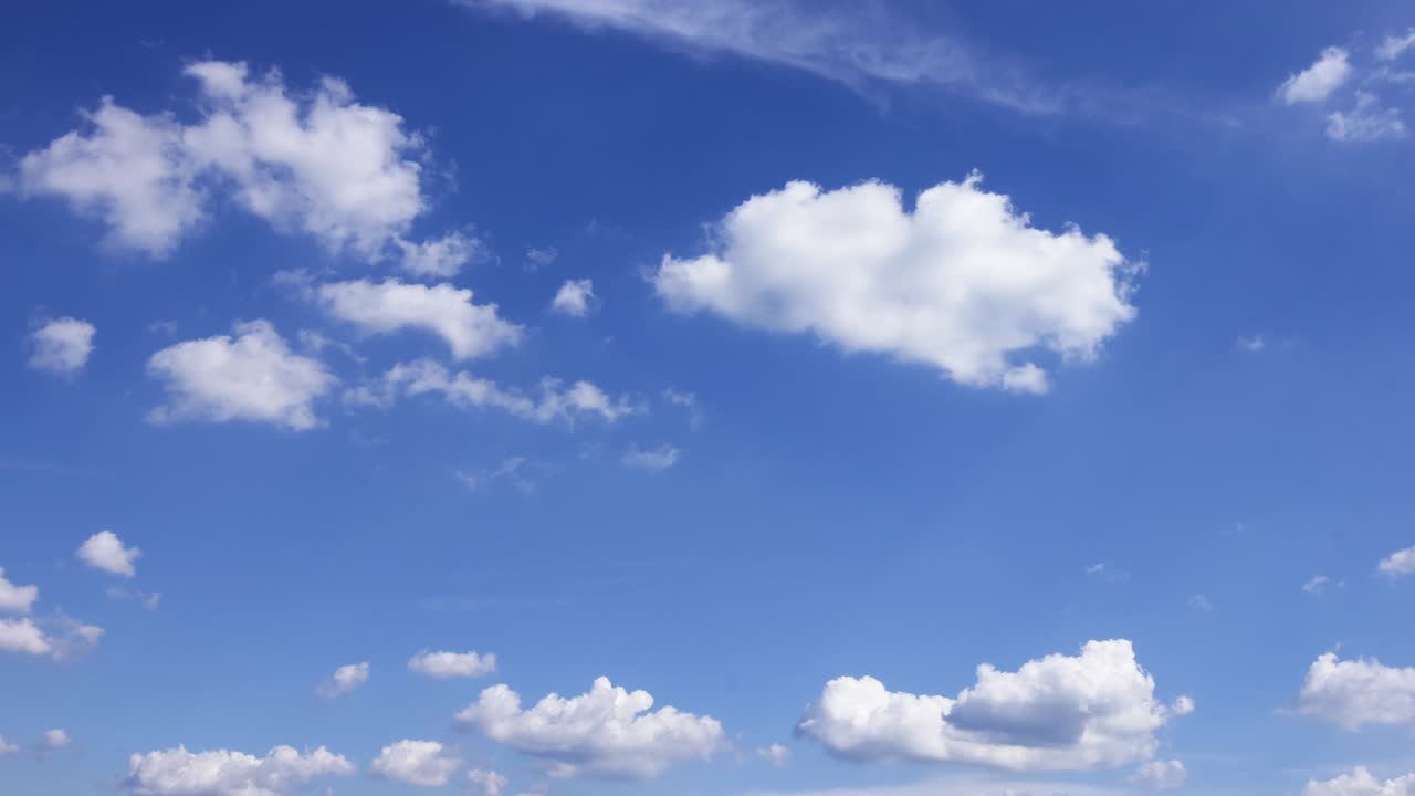 평화롭게 변하는 루프 구름