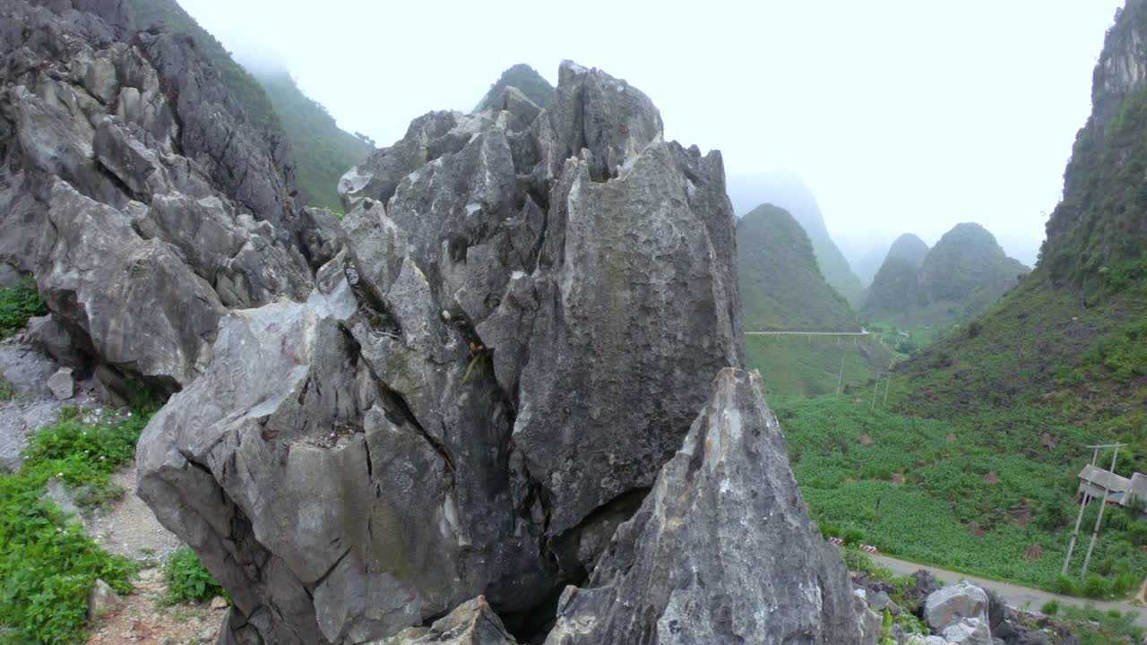 медленное раскрытие извилистой дороги в туманных горах северного вьетнама