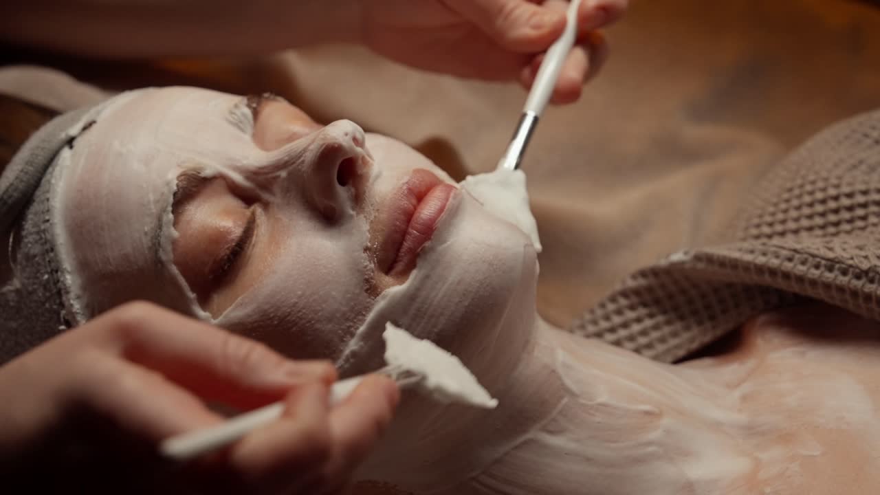Vrouw krijgt een gezichtsmaskerbehandeling in een spa