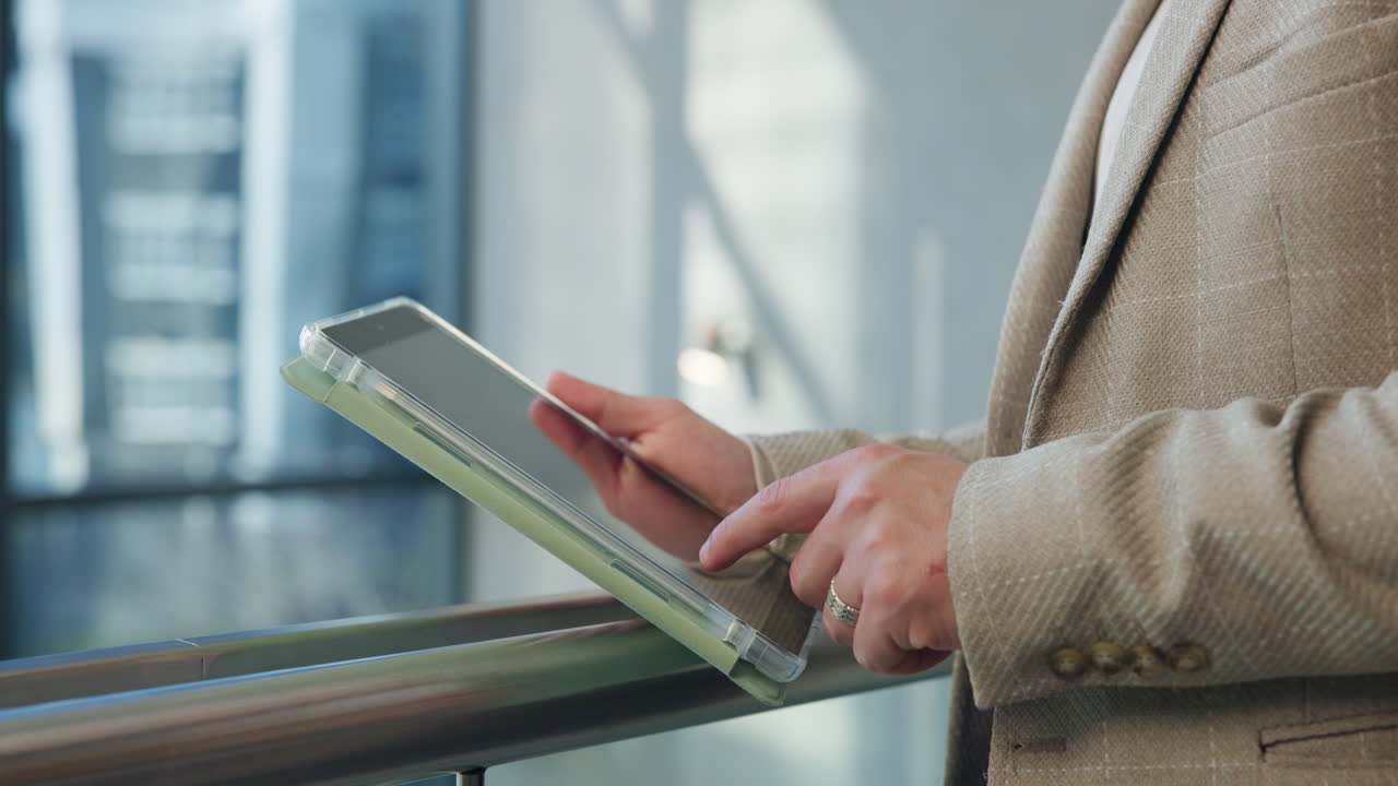 태블릿을 사용하는 남자